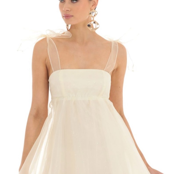 Lucy in the Sky Dresses & Skirts - Lucy in the Sky babydoll Cream Dress